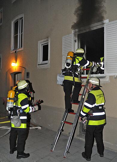 Bei einem Schwelbrand mit anschließender Verpuffung in der Westerhamerstraße werden am Montagmorgen drei Menschen verletzt.