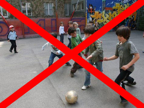"Falls Sie Kinderlärm durch das benachbarte Bürgehaus befürchten: keine Sorge! Der Bolzplatz ist bereits unseren Bauplänen zum Opfer gefallen", heißt es im Angebot. Die Kinder auf dem Bolzplatz sind plakativ durchgestrichen.