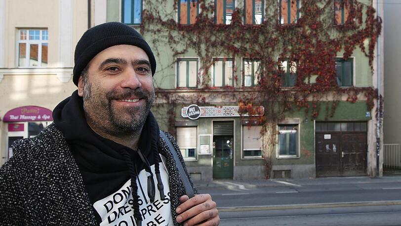 Thomas Schwendemann vorm "Alt Giesing", dem "Schmucklos" im Film.