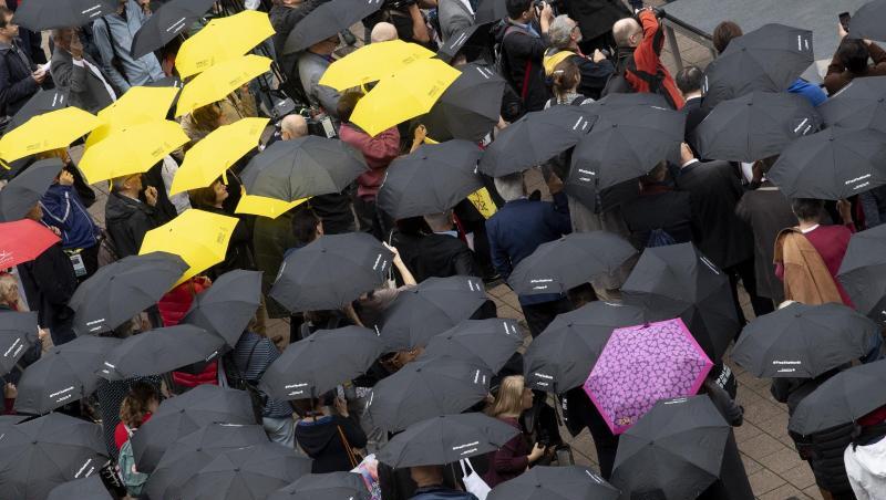 Mit Regenschirmen beteiligen sich zahlreiche Menschen auf der Buchmesse an einer Mahnwache für die Meinungsfreiheit. Mit Regenschirmen beteiligen sich zahlreiche Menschen auf der Buchmesse an einer Mahnwache für die Meinungsfreiheit.