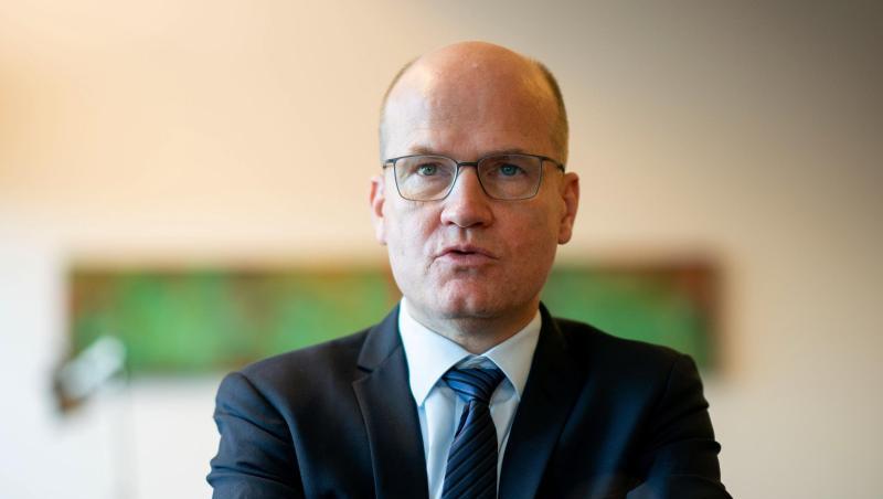 Einen Favoriten für das Amt des Parteichefs nannte Brinkhaus explizit nicht: "Ich bleibe dabei, als Fraktionsvorsitzender werde ich mich nicht zu einzelnen Namen äußern.". Einen Favoriten für das Amt des Parteichefs nannte Brinkhaus explizit nicht: "Ich bleibe dabei, als Fraktionsvorsitzender werde ich mich nicht zu einzelnen Namen äußern.".