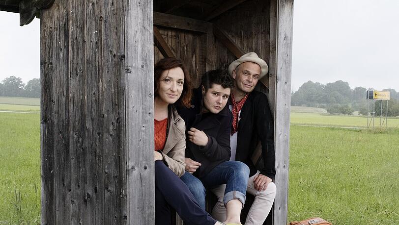 Christl Sittenauer, Sebastian Fritz und Frank Klötgen warten zwischen Groß- und Kleindingharting auf den Bus.