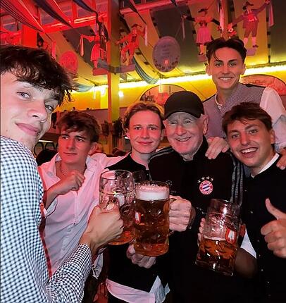 Frederic von Anhalt feierte nach der Charity-Wiesn im Trainingsanzug in der Ochsenbraterei weiter Frederic von Anhalt feierte nach der Charity-Wiesn im Trainingsanzug in der Ochsenbraterei weiter