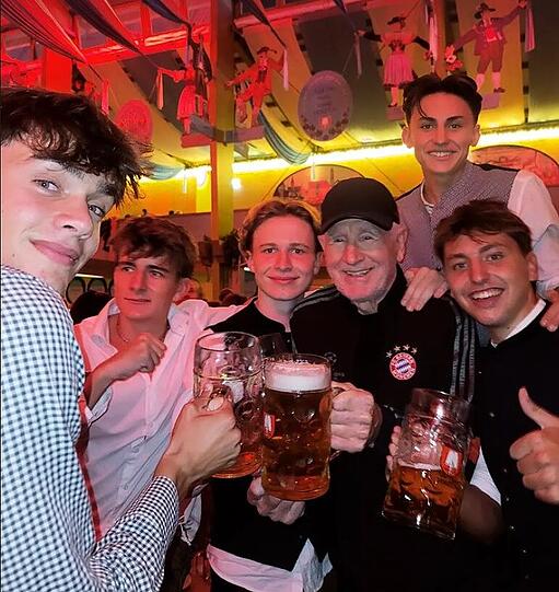 Frederic von Anhalt feierte nach der Charity-Wiesn im Trainingsanzug in der Ochsenbraterei weiter