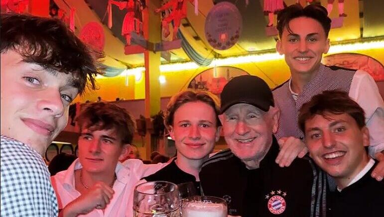 Frederic von Anhalt feierte nach der Charity-Wiesn im Trainingsanzug in der Ochsenbraterei weiter Frederic von Anhalt feierte nach der Charity-Wiesn im Trainingsanzug in der Ochsenbraterei weiter