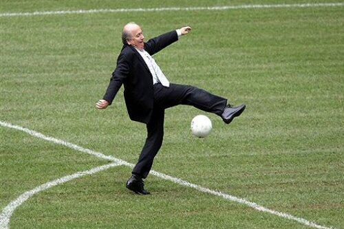 Fifa-Boss Blatter sieht die EM 2012 gefährdet