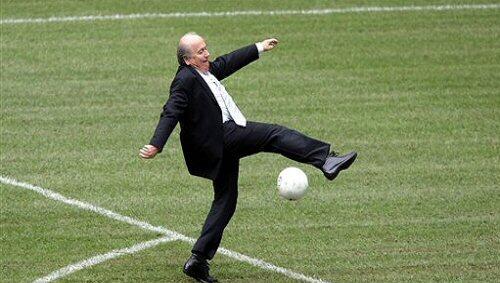 Fifa-Boss Blatter sieht die EM 2012 gefährdet Fifa-Boss Blatter sieht die EM 2012 gefährdet