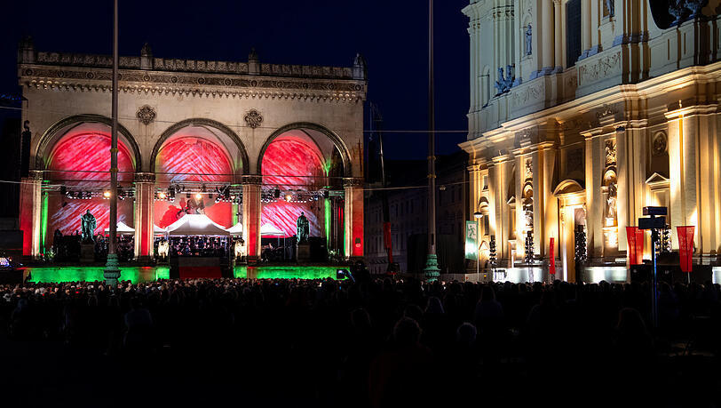 "Klassik am Odeonsplatz" im größten Konzertsaal Münchens vor 8000 Zuschauern. "Klassik am Odeonsplatz" im größten Konzertsaal Münchens vor 8000 Zuschauern.