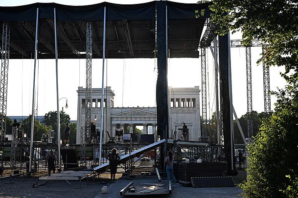 Bühnenarbeiter bauen eine Bühne auf dem Königsplatz auf. Hier für Billy Idols Konzert Ende Juni.