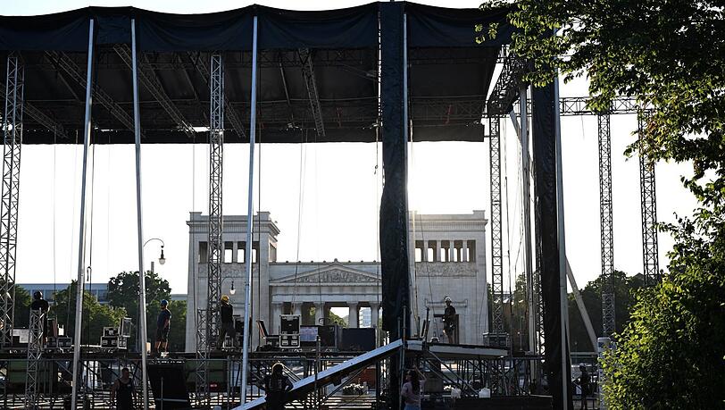 Bühnenarbeiter bauen eine Bühne auf dem Königsplatz auf. Hier für Billy Idols Konzert Ende Juni. Bühnenarbeiter bauen eine Bühne auf dem Königsplatz auf. Hier für Billy Idols Konzert Ende Juni.