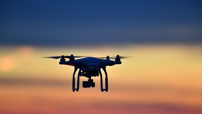 Eine Drohne wurde am Sonntagabend in der Nähe des Flughafens Bremen gesichtet. (Symbolbild) Eine Drohne wurde am Sonntagabend in der Nähe des Flughafens Bremen gesichtet. (Symbolbild)