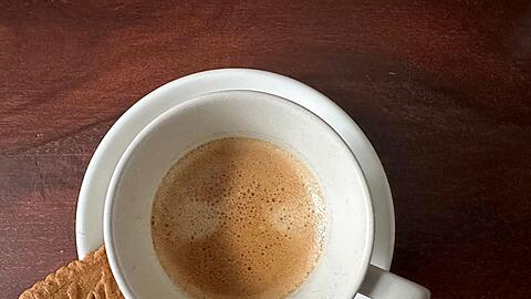 Ein Karamellkeks wird heutzutage oft zu einem Kaffee gereicht. (Archivbild)