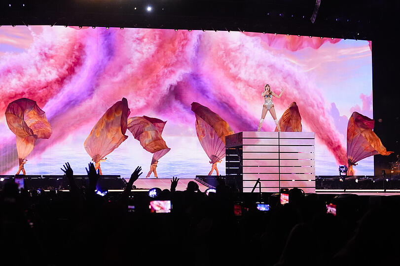 Taylor Swift singt während des Konzerts der Eras Tour in Vancouver, British Columbia. Taylor Swift singt während des Konzerts der Eras Tour in Vancouver, British Columbia.