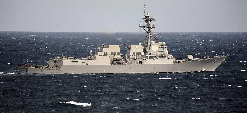 Schnell machen sich die ersten Einheiten wie der US-Zerstörer USS Pinckney auf, um zu helfen.