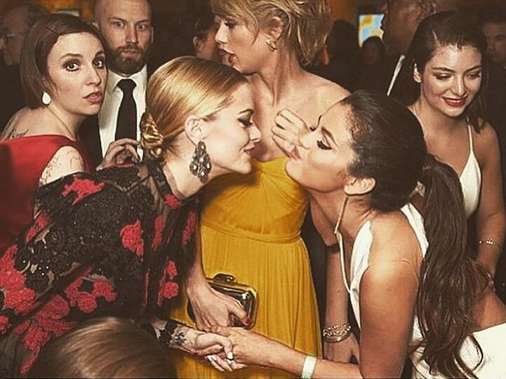 Wohl das glamouröseste Gruppenbild des Abends:(v.li.) Lena Dunham, Taylor Swift, Lorde und im Vordergrund Jaime King und Selena Gomez.