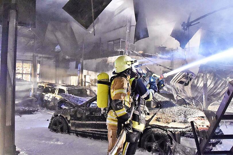 Bei einem Großbrand in einer Luxusautowerkstatt entstand erheblicher Sachschaden.