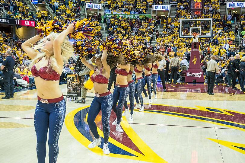 Im ersten Duell der NBA-Finalserie gingen die Cleveland Cavaliers gegen die Golden State Warriors unter. In jeder Hinsicht obenauf: die Cheerleader der Cavs! Sehen Sie selbst - die Bilder...