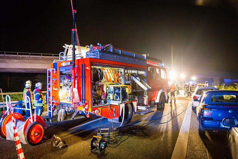 Der Kleinlaster fährt auf der linken Spur gegen die Fahrtrichtung. Es kommt zu einem folgenschweren Unfall.