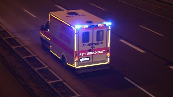 Ein Krankenwagen in der Nacht. Foto: Felix Hörhager/Archivbild