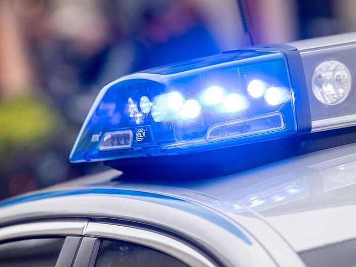 Das Blaulicht einer Polizeistreife ist am Rande einer Demonstration eingeschaltet. Foto: Lino Mirgeler/Archiv