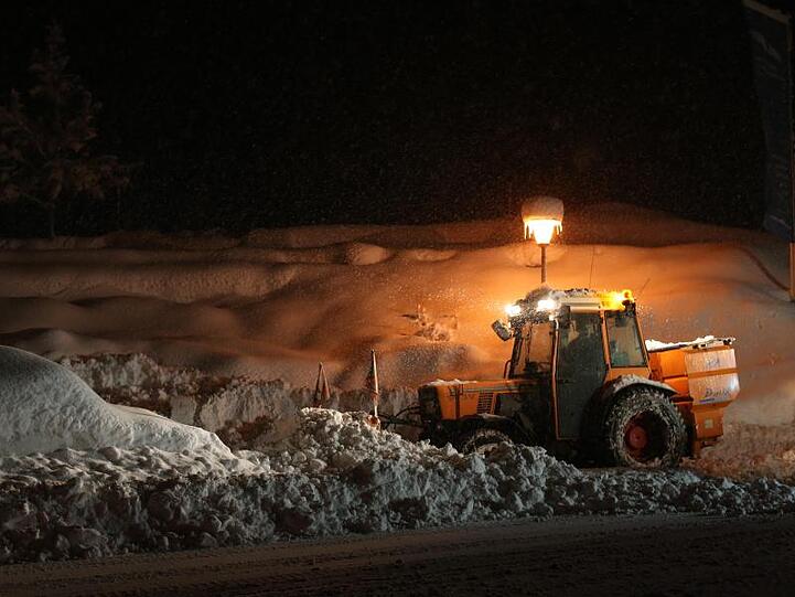 Ein Räumfahrzeug befreit einen Gehweg vom Schnee. Foto: Karl-Josef Hildenbrand