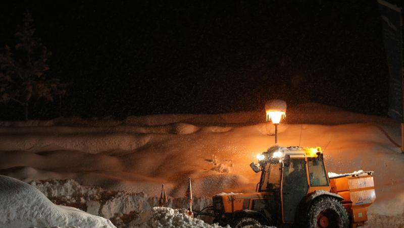 Ein Räumfahrzeug befreit einen Gehweg vom Schnee. Foto: Karl-Josef Hildenbrand