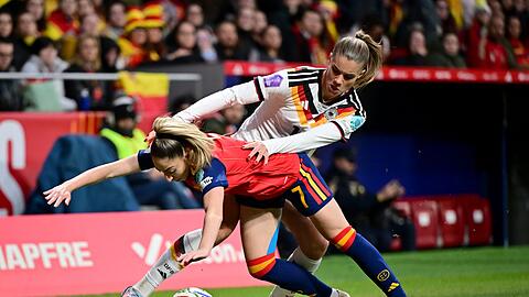 Verbissene Zweikämpfe: Deutschlands Selina Cerci und Spaniens Olga Carmona.