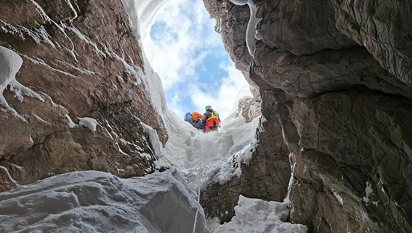 Ein Skitourengeher ist 25 Meter tief in eine Doline gestürzt Ein Skitourengeher ist 25 Meter tief in eine Doline gestürzt