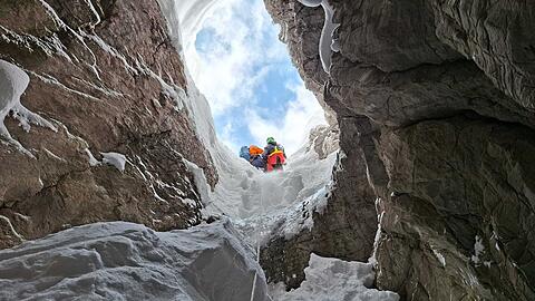 Ein Skitourengeher ist 25 Meter tief in eine Doline gest&uuml;rzt