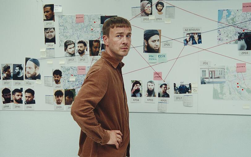 Staatssch&uuml;tzer Frank Laudin (Albrecht Schuch) jagt in der starken ARD-Miniserie "Breitscheidplatz 19/12" den sp&auml;teren Attent&auml;ter vom Berliner Weihnachtsmarkt 2016. Tats&auml;chlich war er den Beh&ouml;rden lange vorher bekannt. Die sechsteilige Miniserie verzichtet auf Thriller-Klischees und ist beklemmend realistisch.