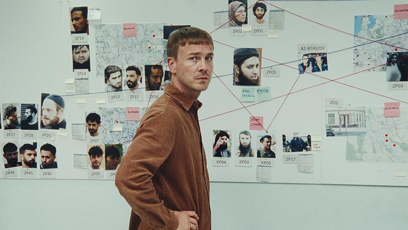 Staatsschützer Frank Laudin (Albrecht Schuch) jagt in der starken ARD-Miniserie "Breitscheidplatz 19/12" den späteren Attentäter vom Berliner Weihnachtsmarkt 2016. Tatsächlich war er den Behörden lange vorher bekannt. Die sechsteilige Miniserie verzichtet auf Thriller-Klischees und ist beklemmend realistisch. Staatsschützer Frank Laudin (Albrecht Schuch) jagt in der starken ARD-Miniserie "Breitscheidplatz 19/12" den späteren Attentäter vom Berliner Weihnachtsmarkt 2016. Tatsächlich war er den Behörden lange vorher bekannt. Die sechsteilige Miniserie verzichtet auf Thriller-Klischees und ist beklemmend realistisch.