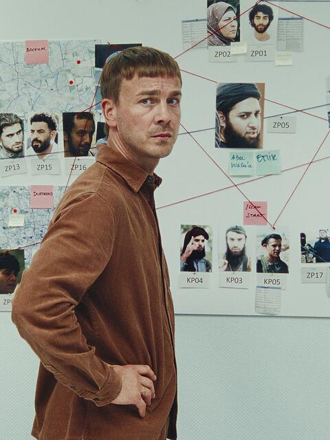 Staatssch&uuml;tzer Frank Laudin (Albrecht Schuch) jagt in der starken ARD-Miniserie "Breitscheidplatz 19/12" den sp&auml;teren Attent&auml;ter vom Berliner Weihnachtsmarkt 2016. Tats&auml;chlich war er den Beh&ouml;rden lange vorher bekannt. Die sechsteilige Miniserie verzichtet auf Thriller-Klischees und ist beklemmend realistisch.