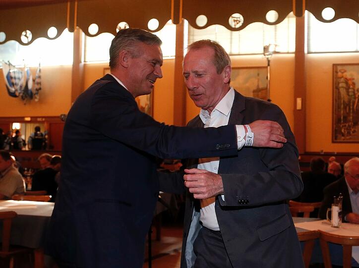 Ein inniger Gruß: Aufsichtsratschef Otto Steiner (l.) und Monatzeder.