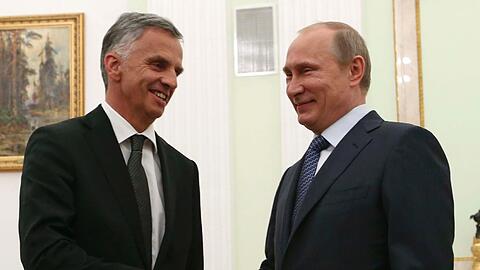 Haben die Gespräche Früchte getragen? Kreml-Chef Wladimir Putin traf den OSZE-Präsidenten Didier Burkhalter in Moskau. Wenig später forderte er die Verschiebung des Referendums in der Ostukraine.