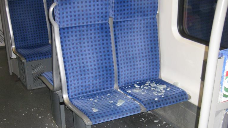 Ein betrunkener Mann hat im Oktober 2015 in der S7 ein Trennscheibe zertrümmert.