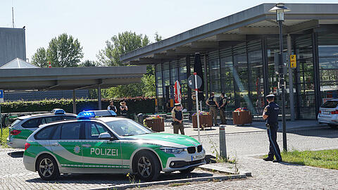 Der 37-jährige Täter wurde mittlerweile gefasst. Die Polizei hat das Gebiet um den S-Bahnhof großräumig abgesperrt.