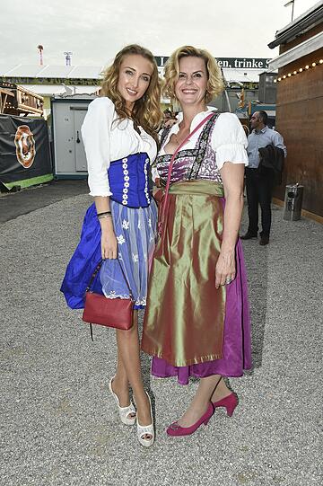 Marina Rudolph und Petra Engelking vor der Fischer Vroni