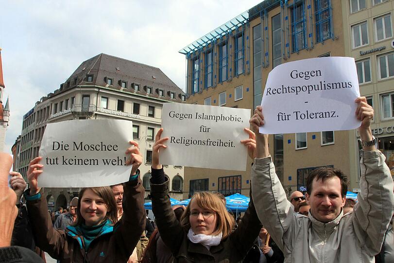Auf dem Marienplatz tun Studenten ihren Unmut gegen Moschee-Gegner Michael Stürzenberger und seine Partei "Die Freiheit" kund.