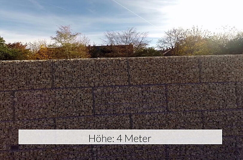 Vier Meter hoch, 100 Meter lang: Die Größe der Mauer wird erst aus der Luft wirklich sichtbar.