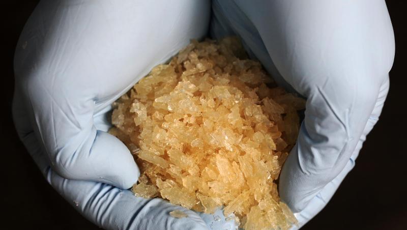 Ein Ermittler des Bundeskriminalamtes (BKA) hält bei einer Pressekonferenz die Droge Crystal in seinen Händen. (Archivfoto) Ein Ermittler des Bundeskriminalamtes (BKA) hält bei einer Pressekonferenz die Droge Crystal in seinen Händen. (Archivfoto)
