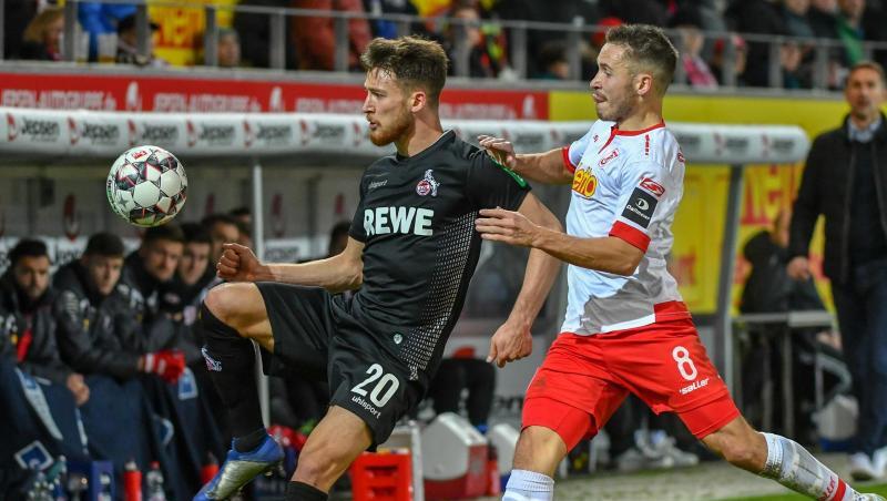 Salih Özcan vom 1. FC Köln (l) und Andreas Geipl von Jahn Regensburg kämpfen in der Continental Arena um den Ball. Foto: Armin Weigel Salih Özcan vom 1. FC Köln (l) und Andreas Geipl von Jahn Regensburg kämpfen in der Continental Arena um den Ball. Foto: Armin Weigel