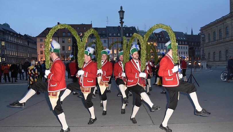 Vor Corona: die Schäffler vor der Residenz. Die Buchsbaumzweige sollen den Lindwurm darstellen, der mit seinem Atemhauch die Pest über München gebracht haben soll.