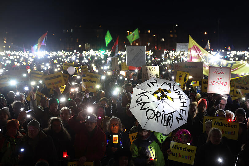 Sie trugen Taschenlampen, Knicklichter, Laternen und andere Lichtquellen in den Händen: Bis zu 100.000 Menschen versammelten sich zur Lichtermeer-Demo auf der Münchner Theresienwiese und setzten ein klares Zeichen gegen Rechts.