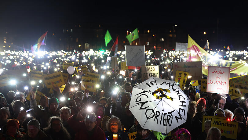 Sie trugen Taschenlampen, Knicklichter, Laternen und andere Lichtquellen in den Händen: Bis zu 100.000 Menschen versammelten sich zur Lichtermeer-Demo auf der Münchner Theresienwiese und setzten ein klares Zeichen gegen Rechts. Sie trugen Taschenlampen, Knicklichter, Laternen und andere Lichtquellen in den Händen: Bis zu 100.000 Menschen versammelten sich zur Lichtermeer-Demo auf der Münchner Theresienwiese und setzten ein klares Zeichen gegen Rechts.