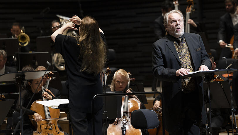 Michael Volle und Simone Young in der „Lyrischen Symphonie“ von Alexander Zemlinsky in der Isarphilharmonie.