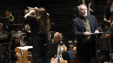 Michael Volle und Simone Young in der „Lyrischen Symphonie“ von Alexander Zemlinsky in der Isarphilharmonie.
