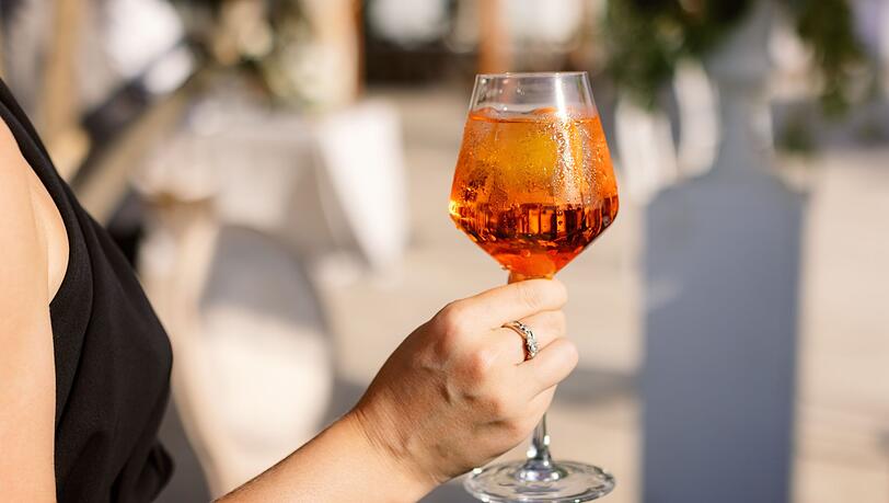 Regelmäßiger, moderater Alkoholkonsum kann das Risiko für Bauchspeicheldüsenkrebs und weitere Krebsarten erhöhen. Regelmäßiger, moderater Alkoholkonsum kann das Risiko für Bauchspeicheldüsenkrebs und weitere Krebsarten erhöhen.