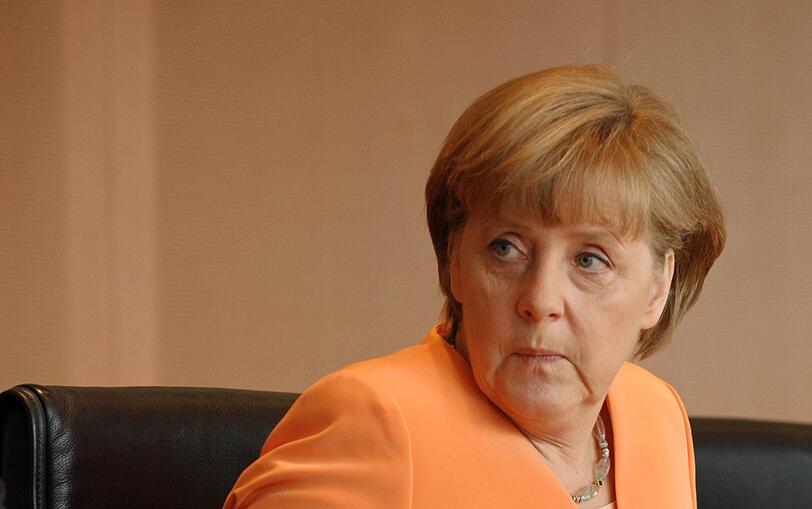 Hat da jemand morgens vor dem Kleiderschrank nicht nachgedacht: Am Mittwoch spielt Deutschland gegen Oranje - und die deutsche Bundeskanzlerin Angela Merkel trägt bei der Kabinettssitzung in Berlin Orange.