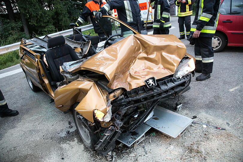 Schwerer Unfall an einer Kreuzung bei Trostberg. Die Bilder vom Feuerwehreinsatz.