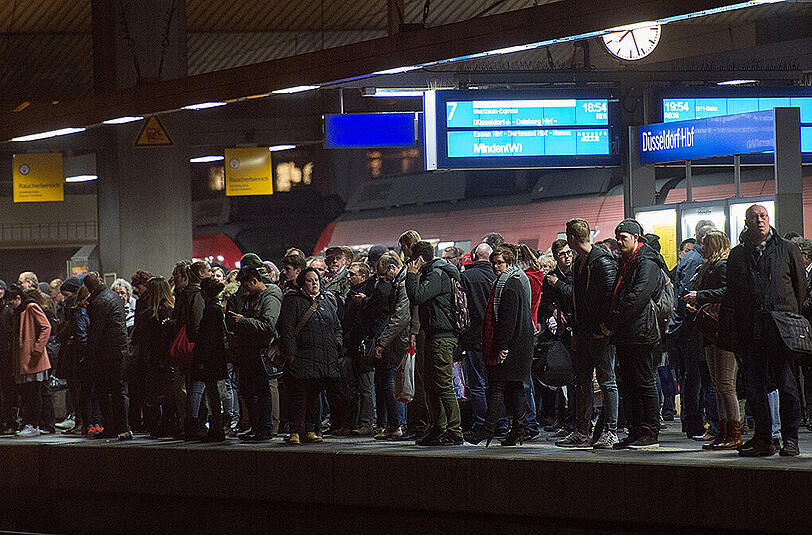 Ein Bild, das es am Mittwoch und Donnerstag wohl öfter zu sehen geben wird: Überfüllte Bahnsteige an Deutschlands Bahnhöfen. (Archivbild)